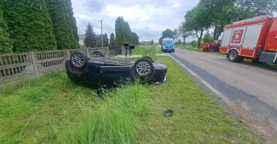 Wypadek w Głuchowie. Dwie kobiety trafiły do szpitala. Przypominamy zasady bezpiecznego wyprzedzania.