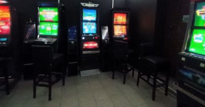 Policjanci zabezpieczyli 12 automatów do gier